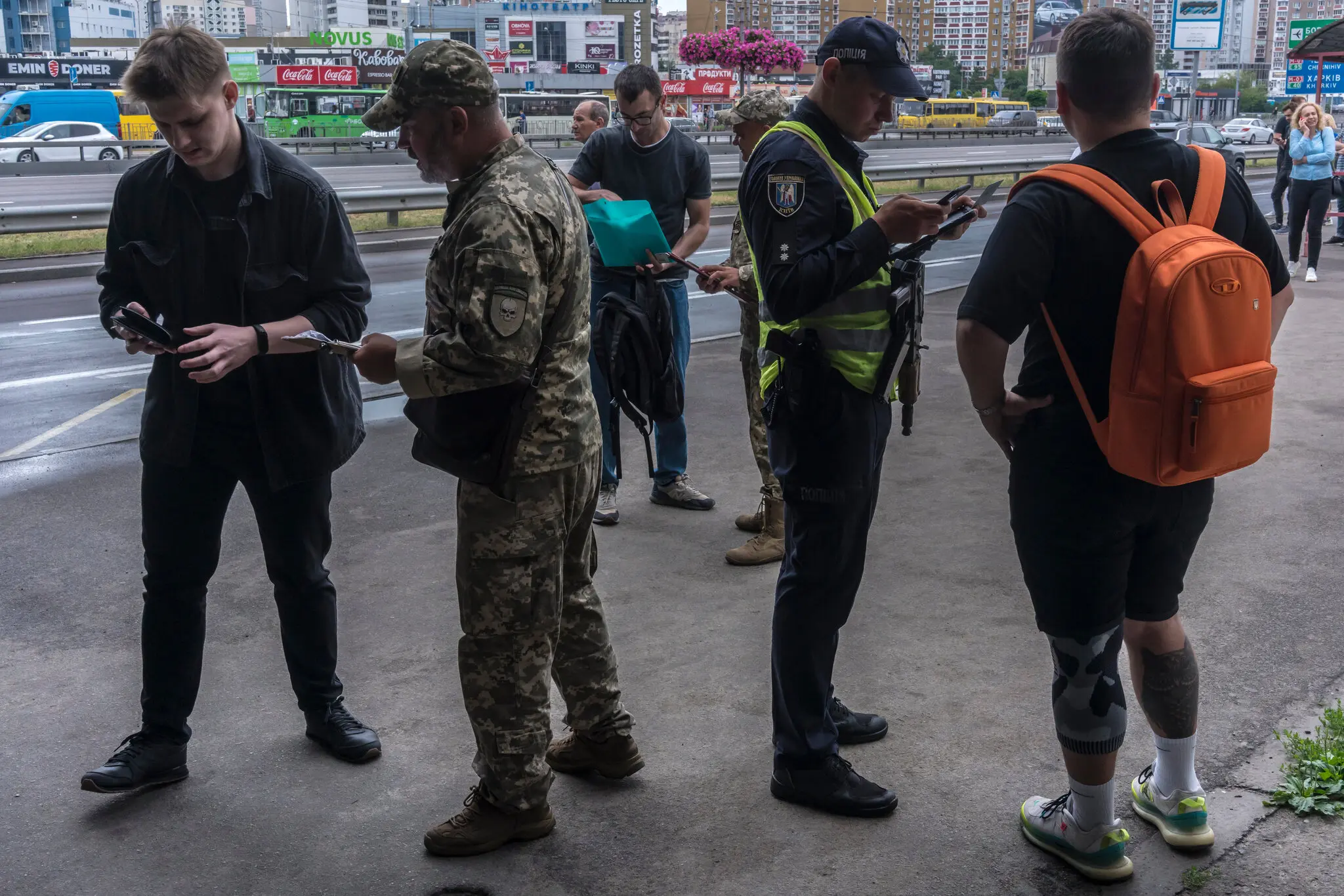 Чому Україна дозволяє більше молодим чоловікам виїжджати з країни під час війни
